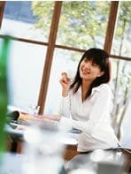 ドリンクを飲む女性